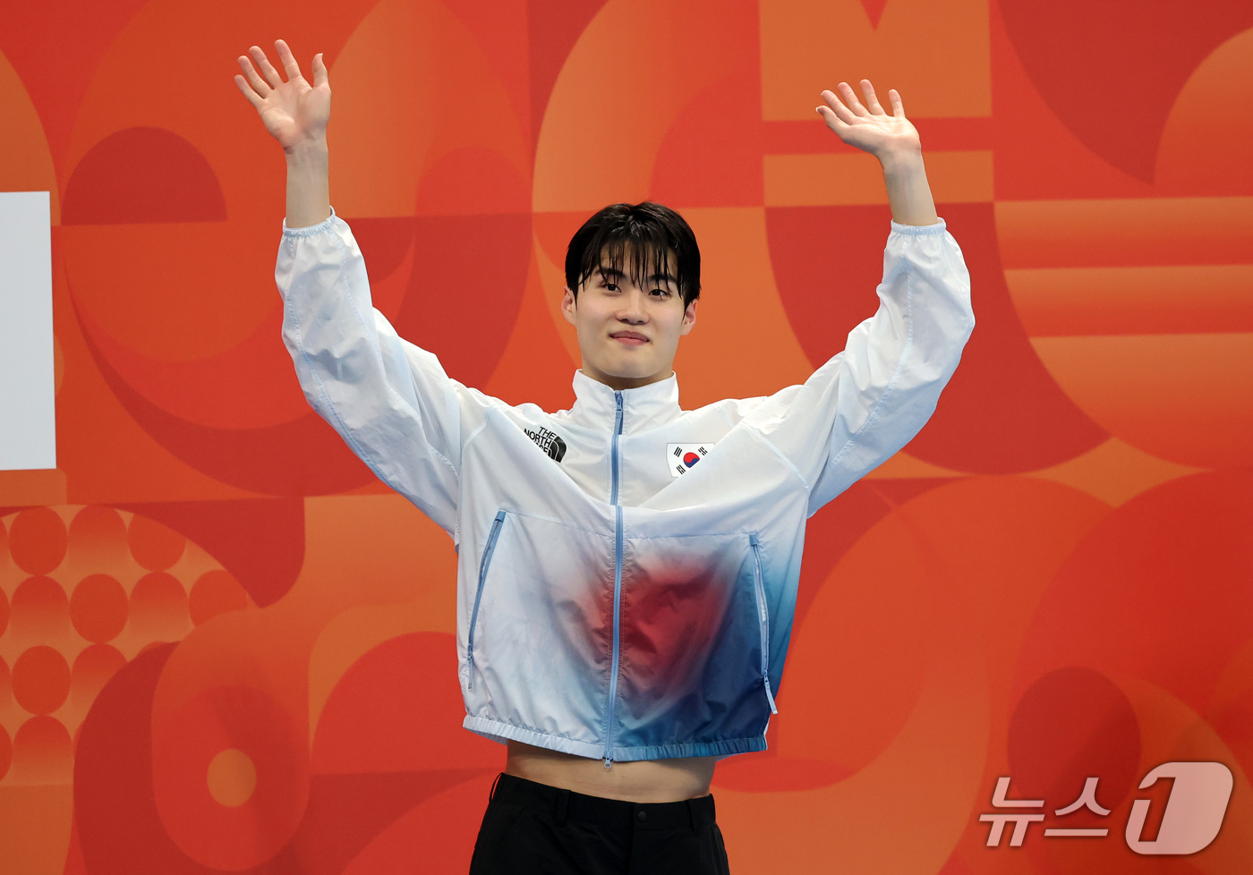 (도쿄=뉴스1) 김민지 기자 = 20일 도쿄 아쿠아틱스 센터에서 열린 2026 아이치·나고야 아시안게임 수영 남자 100m 자유형 시상식에서 동메달을 획득한 황선우가 시상대에 오르 …