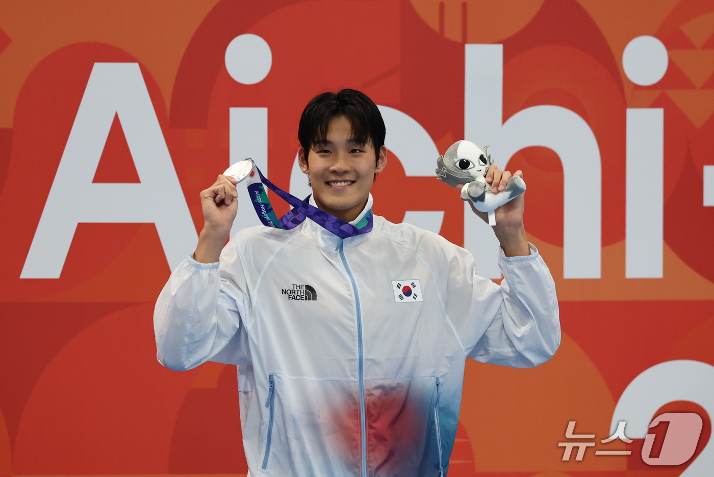 (도쿄=뉴스1) 김민지 기자 = 20일 도쿄 아쿠아틱스 센터에서 열린 2026 아이치·나고야 아시안게임 수영 남자 100m 자유형 시상식에서 은메달을 획득한 김영범이 메달을 들어보 …