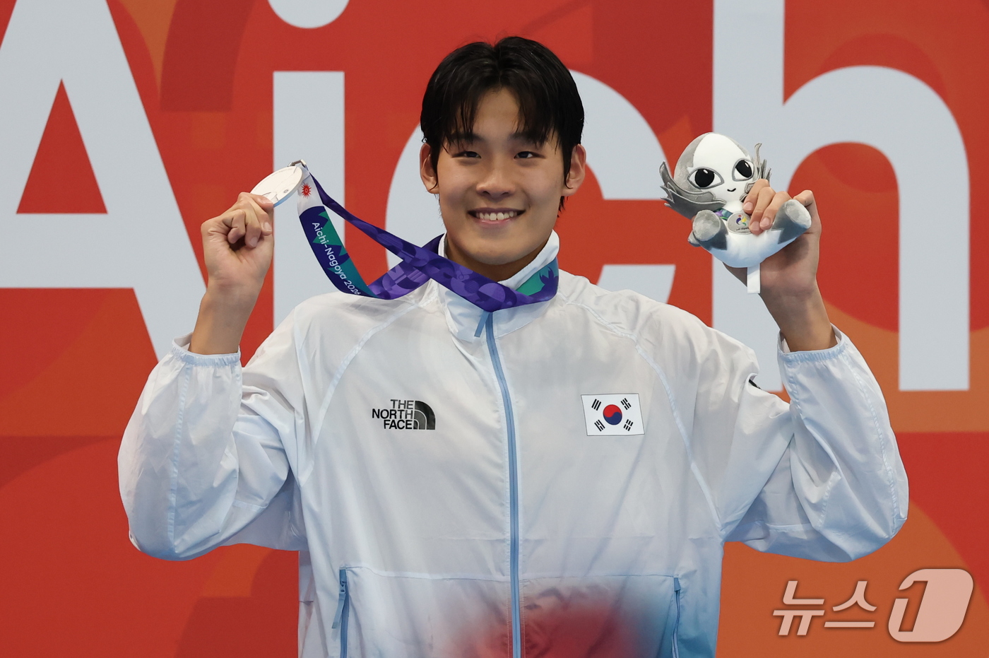 (도쿄=뉴스1) 김민지 기자 = 20일 도쿄 아쿠아틱스 센터에서 열린 2026 아이치·나고야 아시안게임 수영 남자 100m 자유형 시상식에서 은메달을 획득한 김영범이 메달을 들어보 …