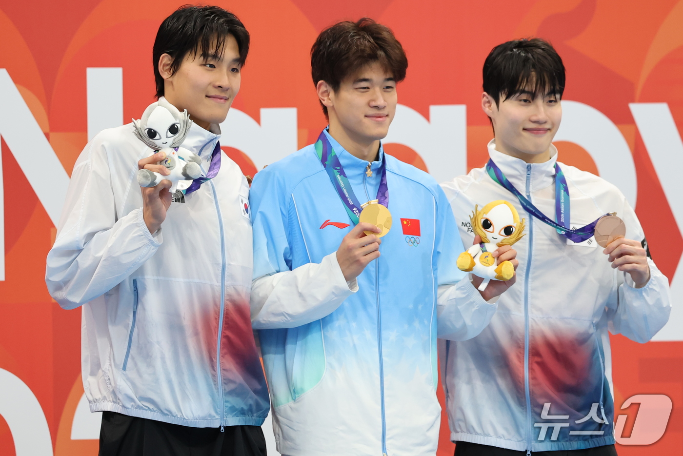 (도쿄=뉴스1) 김민지 기자 = 20일 도쿄 아쿠아틱스 센터에서 열린 2026 아이치·나고야 아시안게임 수영 남자 100m 자유형 시상식에서 은메달을 획득한 김영범과 동메달을 획득 …