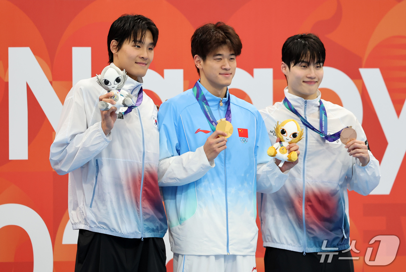 (도쿄=뉴스1) 김민지 기자 = 20일 도쿄 아쿠아틱스 센터에서 열린 2026 아이치·나고야 아시안게임 수영 남자 100m 자유형 시상식에서 은메달을 획득한 김영범과 동메달을 획득 …
