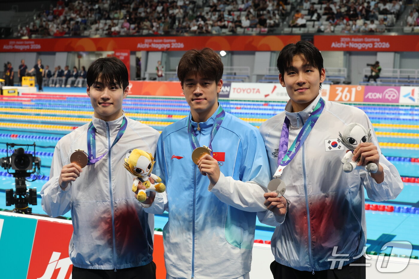 본문 이미지 - 20일 도쿄 아쿠아틱스 센터에서 열린 2026 아이치·나고야 아시안게임 수영 남자 100m 자유형 시상식에서 은메달을 획득한 김영범과 동메달을 획득한 황선우가 메달을 들어보이고 있다. 오른쪽부터 은메달 김영범, 금메달 중국의 판잔러, 동메달 황선우. 2026.9.20 ⓒ 뉴스1 김민지 기자
