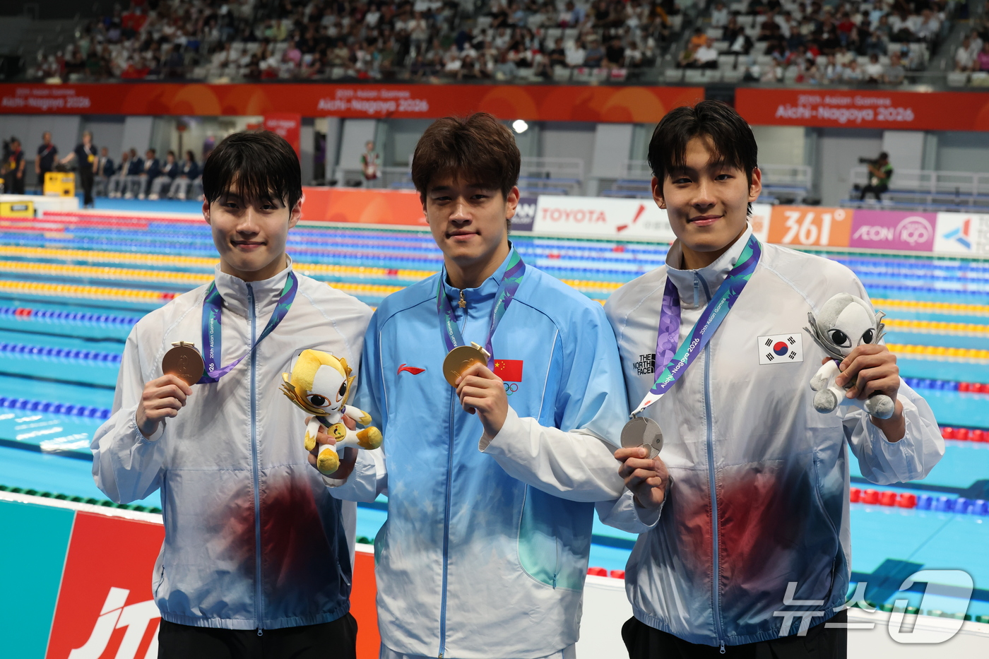 (도쿄=뉴스1) 김민지 기자 = 20일 도쿄 아쿠아틱스 센터에서 열린 2026 아이치·나고야 아시안게임 수영 남자 100m 자유형 시상식에서 은메달을 획득한 김영범과 동메달을 획득 …