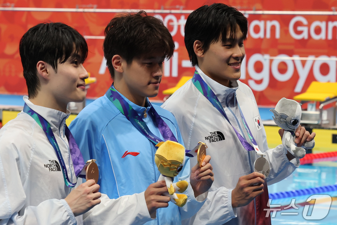 (도쿄=뉴스1) 김민지 기자 = 20일 도쿄 아쿠아틱스 센터에서 열린 2026 아이치·나고야 아시안게임 수영 남자 100m 자유형 시상식에서 은메달을 획득한 김영범과 동메달을 획득 …