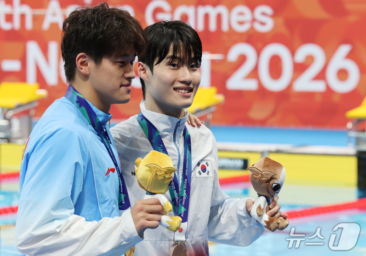 (도쿄=뉴스1) 김민지 기자 = 20일 도쿄 아쿠아틱스 센터에서 열린 2026 아이치·나고야 아시안게임 수영 남자 100m 자유형 시상식에서 은동메달을 획득한 황선우가 금메달을 획 …