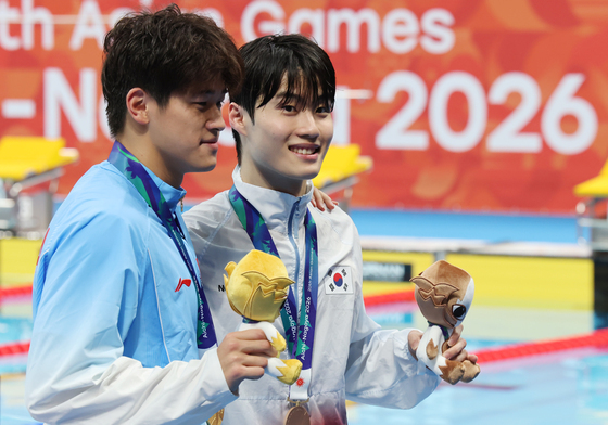 판잔러와 기념촬영하는 황선우