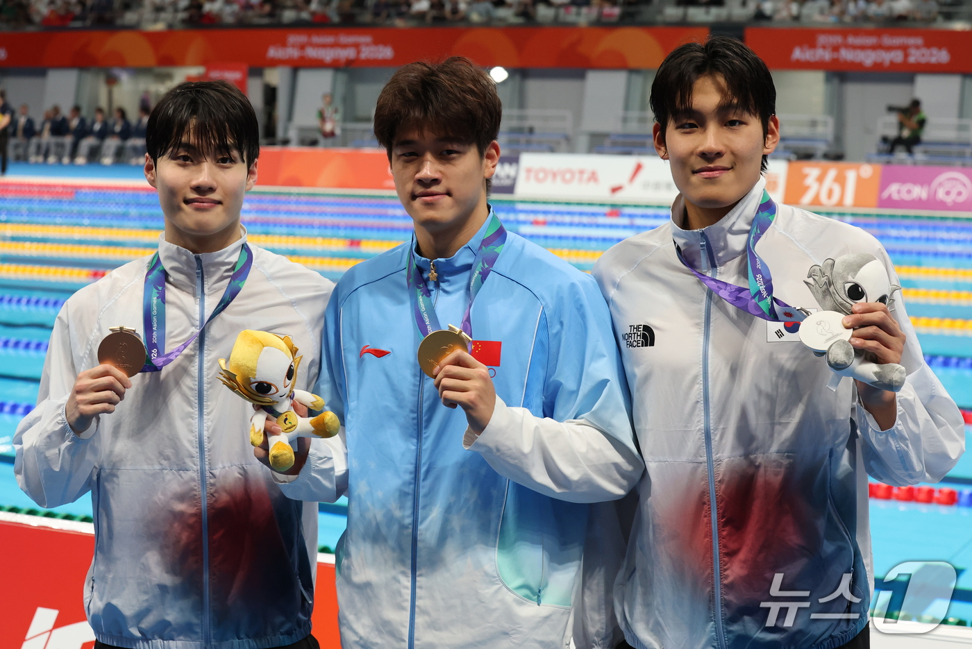(도쿄=뉴스1) 김민지 기자 = 20일 도쿄 아쿠아틱스 센터에서 열린 2026 아이치·나고야 아시안게임 수영 남자 100m 자유형 시상식에서 은메달을 획득한 김영범과 동메달을 획득 …