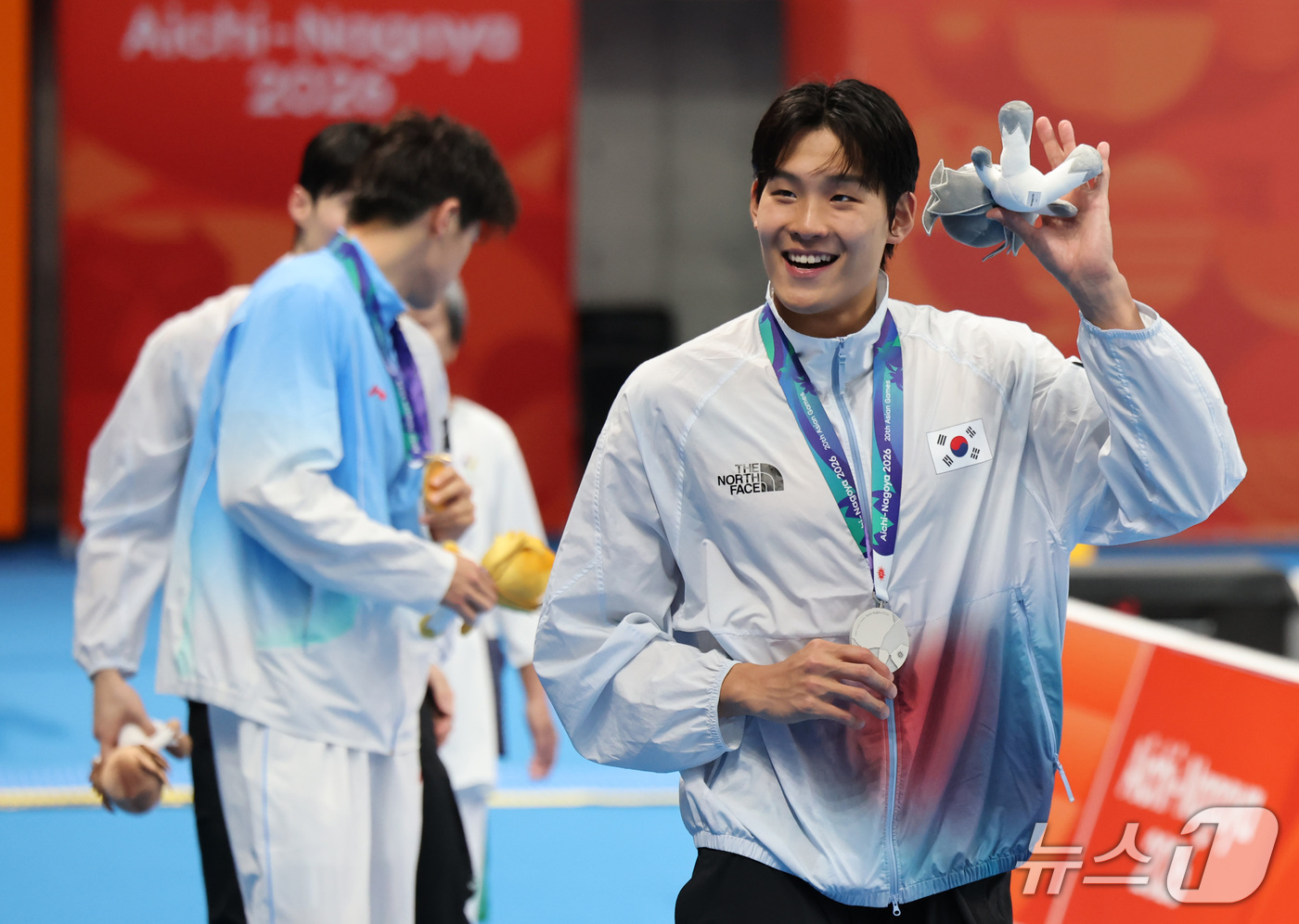 (도쿄=뉴스1) 김민지 기자 = 20일 도쿄 아쿠아틱스 센터에서 열린 2026 아이치·나고야 아시안게임 수영 남자 100m 자유형 시상식에서 은메달을 획득한 김영범이 관중석을 향해 …