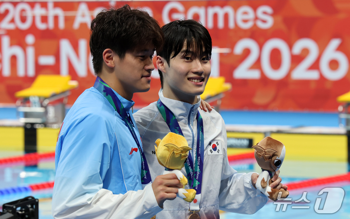(도쿄=뉴스1) 김민지 기자 = 20일 도쿄 아쿠아틱스 센터에서 열린 2026 아이치·나고야 아시안게임 수영 남자 100m 자유형 시상식에서 동메달을 획득한 황선우가 금메달을 차지 …