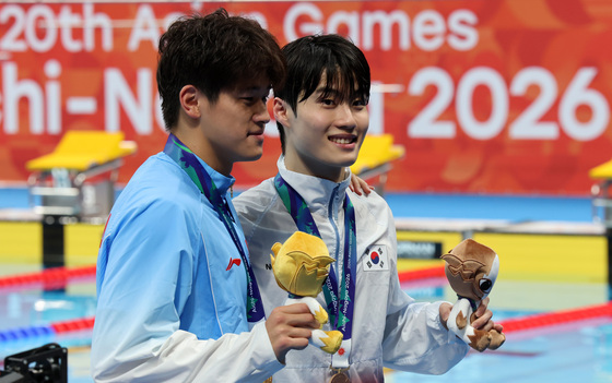 판잔러와 기념촬영하는 동메달 황선우