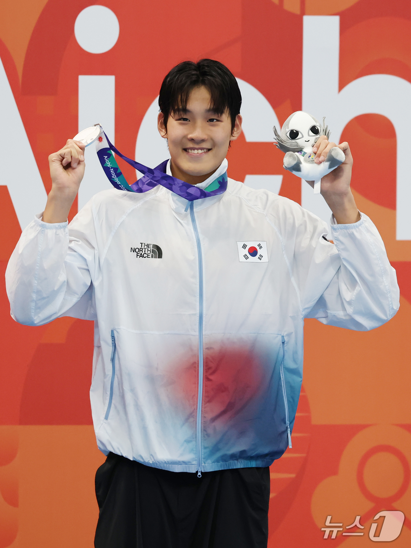 (도쿄=뉴스1) 김민지 기자 = 20일 도쿄 아쿠아틱스 센터에서 열린 2026 아이치·나고야 아시안게임 수영 남자 100m 자유형 시상식에서 은메달을 획득한 김영범이 메달을 들고 …