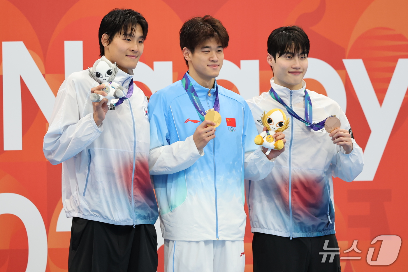 (도쿄=뉴스1) 김민지 기자 = 20일 도쿄 아쿠아틱스 센터에서 열린 2026 아이치·나고야 아시안게임 수영 남자 100m 자유형 시상식에서 은메달을 획득한 김영범과 동메달을 획득 …