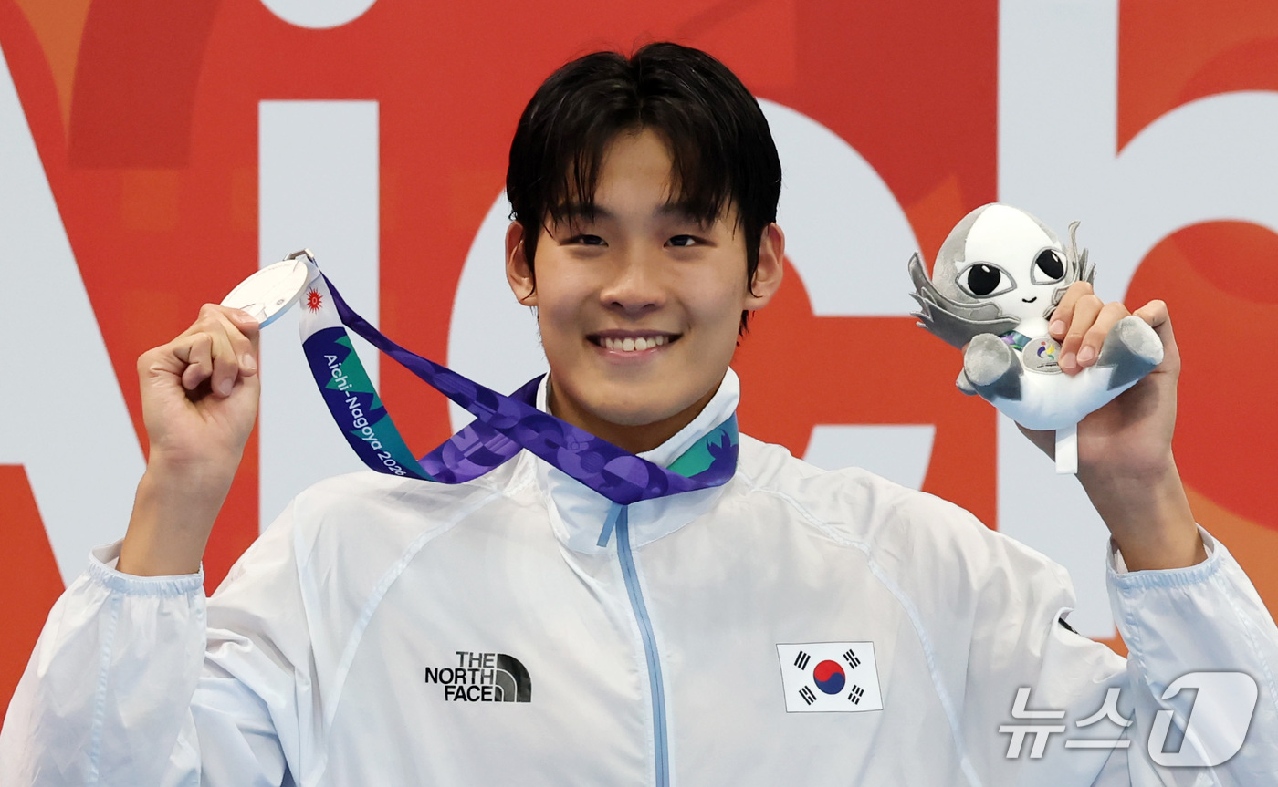 (도쿄=뉴스1) 김민지 기자 = 20일 도쿄 아쿠아틱스 센터에서 열린 2026 아이치·나고야 아시안게임 수영 남자 100m 자유형 시상식에서 은메달을 획득한 김영범이 메달을 들어보 …
