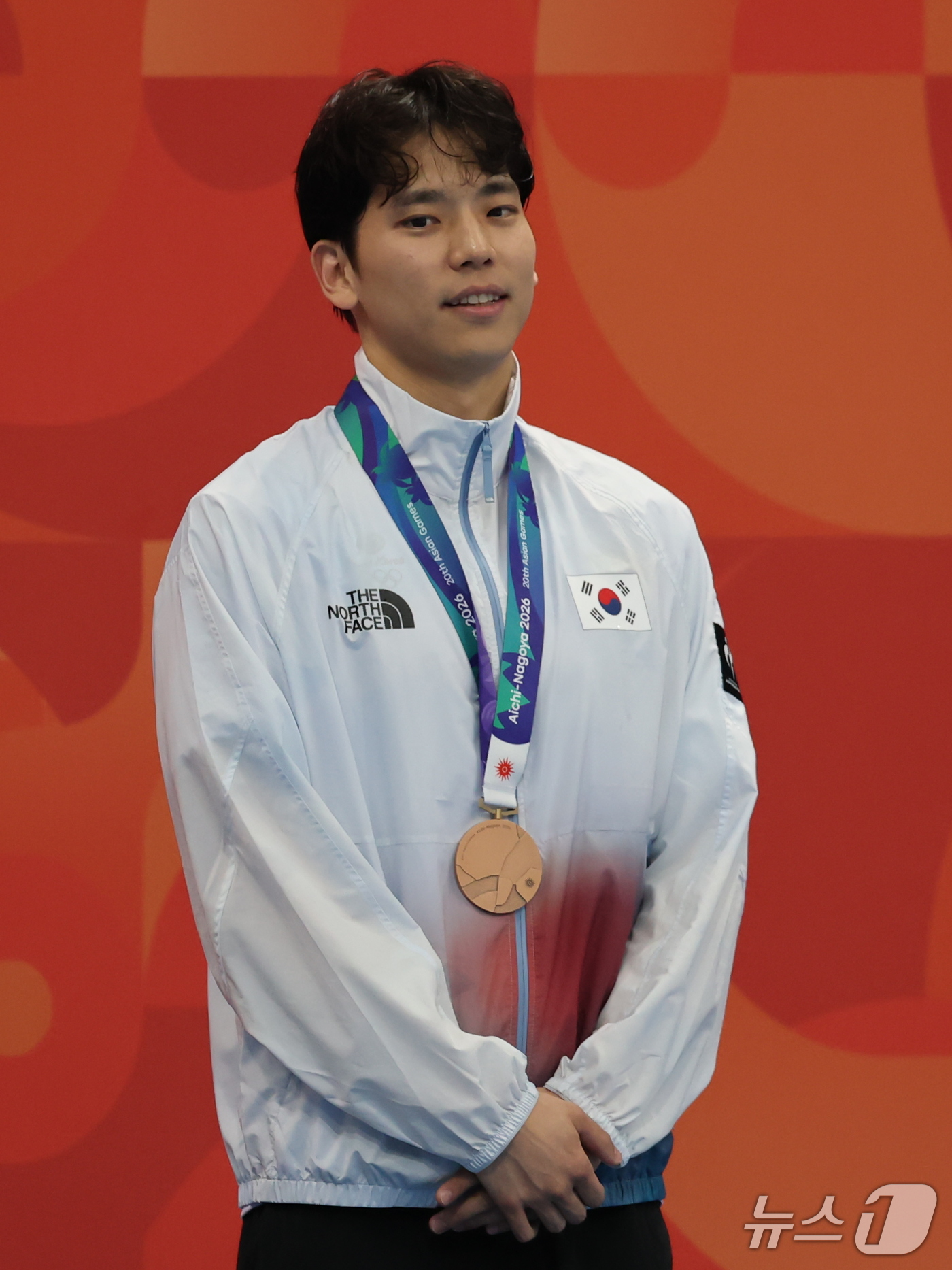 (도쿄=뉴스1) 김민지 기자 = 20일 도쿄 아쿠아틱스 센터에서 열린 2026 아이치·나고야 아시안게임 수영 남자 배영 100m 시상식에서 동메달을 획득한 이주호가 기뻐하고 있다. …