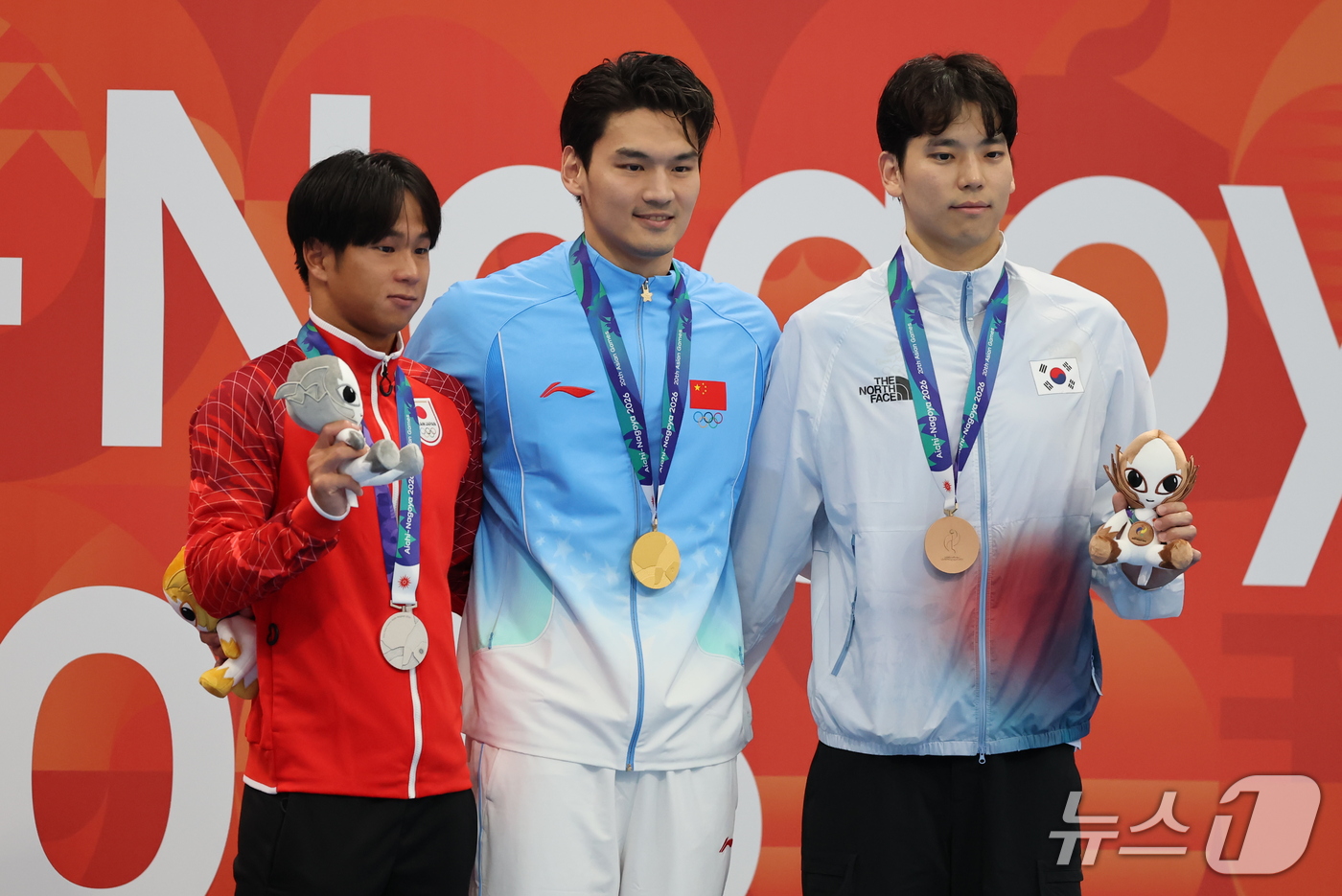 (도쿄=뉴스1) 김민지 기자 = 20일 도쿄 아쿠아틱스 센터에서 열린 2026 아이치·나고야 아시안게임 수영 남자 배영 100m 시상식에서 동메달을 획득한 이주호가 시상대에 올라 …