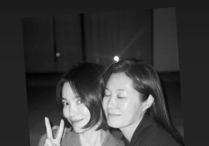 송혜교, 문소리와 얼굴 초밀착…볼 맞댄 다정 투샷 [N샷]