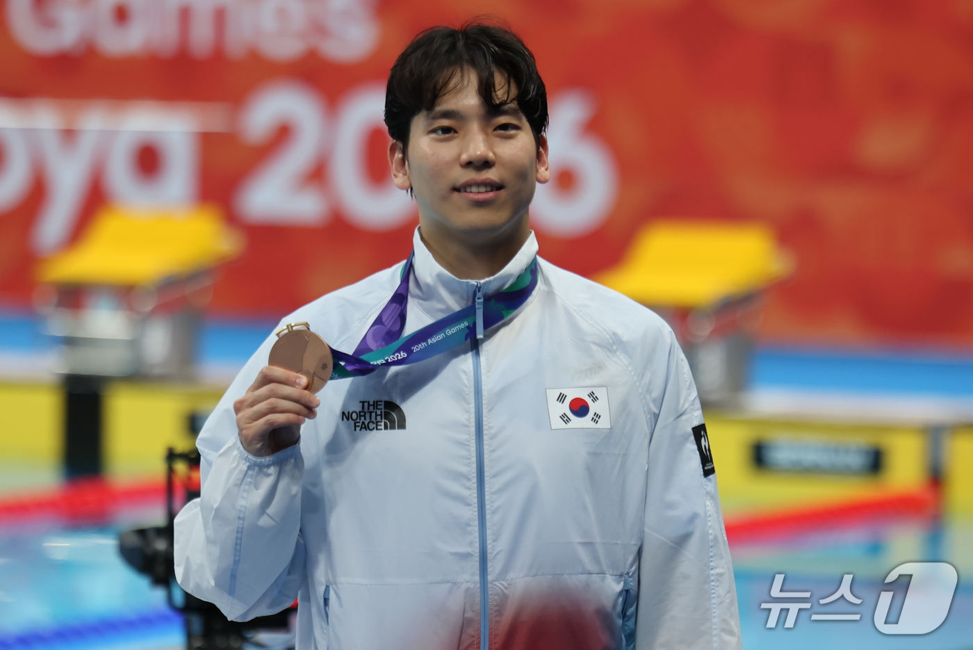 (도쿄=뉴스1) 김민지 기자 = 20일 도쿄 아쿠아틱스 센터에서 열린 2026 아이치·나고야 아시안게임 수영 남자 배영 100m 시상식에서 동메달을 획득한 이주호가 메달을 들어보이 …