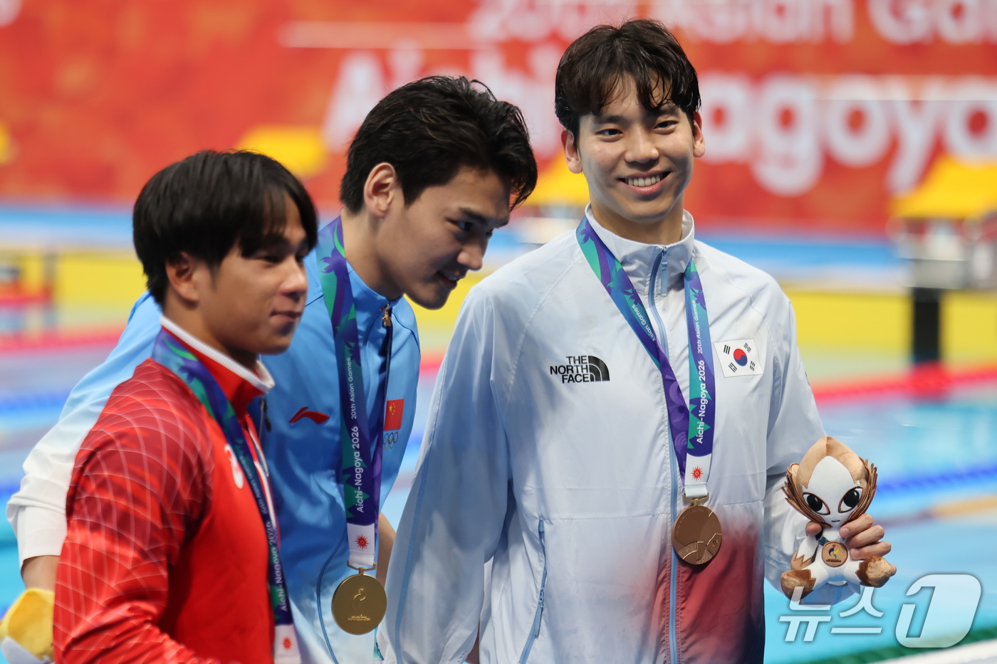(도쿄=뉴스1) 김민지 기자 = 20일 도쿄 아쿠아틱스 센터에서 열린 2026 아이치·나고야 아시안게임 수영 남자 배영 100m 시상식에서 동메달을 획득한 이주호가 미소를 짓고 있 …