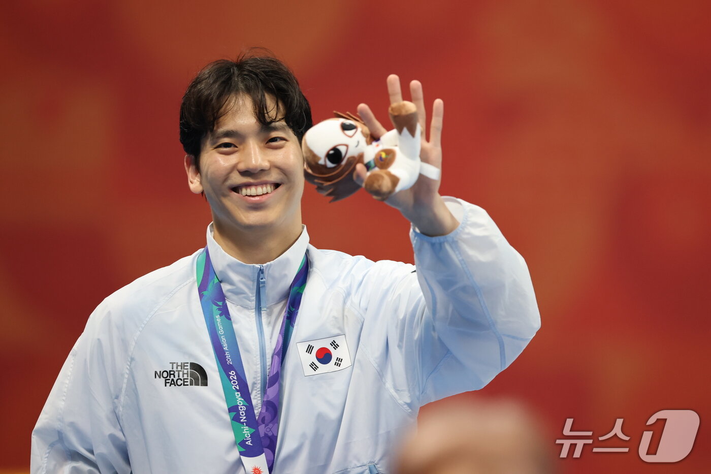 본문 이미지 - 20일 도쿄 아쿠아틱스 센터에서 열린 2026 아이치·나고야 아시안게임 수영 남자 배영 100m 시상식에서 동메달을 획득한 이주호가 관중석을 향해 인사를 하고 있다.2026.9.20 ⓒ 뉴스1 김민지 기자