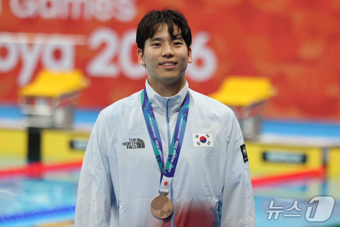 (도쿄=뉴스1) 김민지 기자 = 20일 도쿄 아쿠아틱스 센터에서 열린 2026 아이치·나고야 아시안게임 수영 남자 배영 100m 시상식에서 동메달을 획득한 이주호가 기뻐하고 있다. …