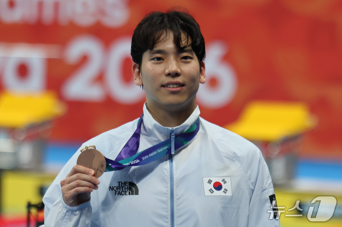 (도쿄=뉴스1) 김민지 기자 = 20일 도쿄 아쿠아틱스 센터에서 열린 2026 아이치·나고야 아시안게임 수영 남자 배영 100m 시상식에서 동메달을 획득한 이주호가 메달을 들어보이 …