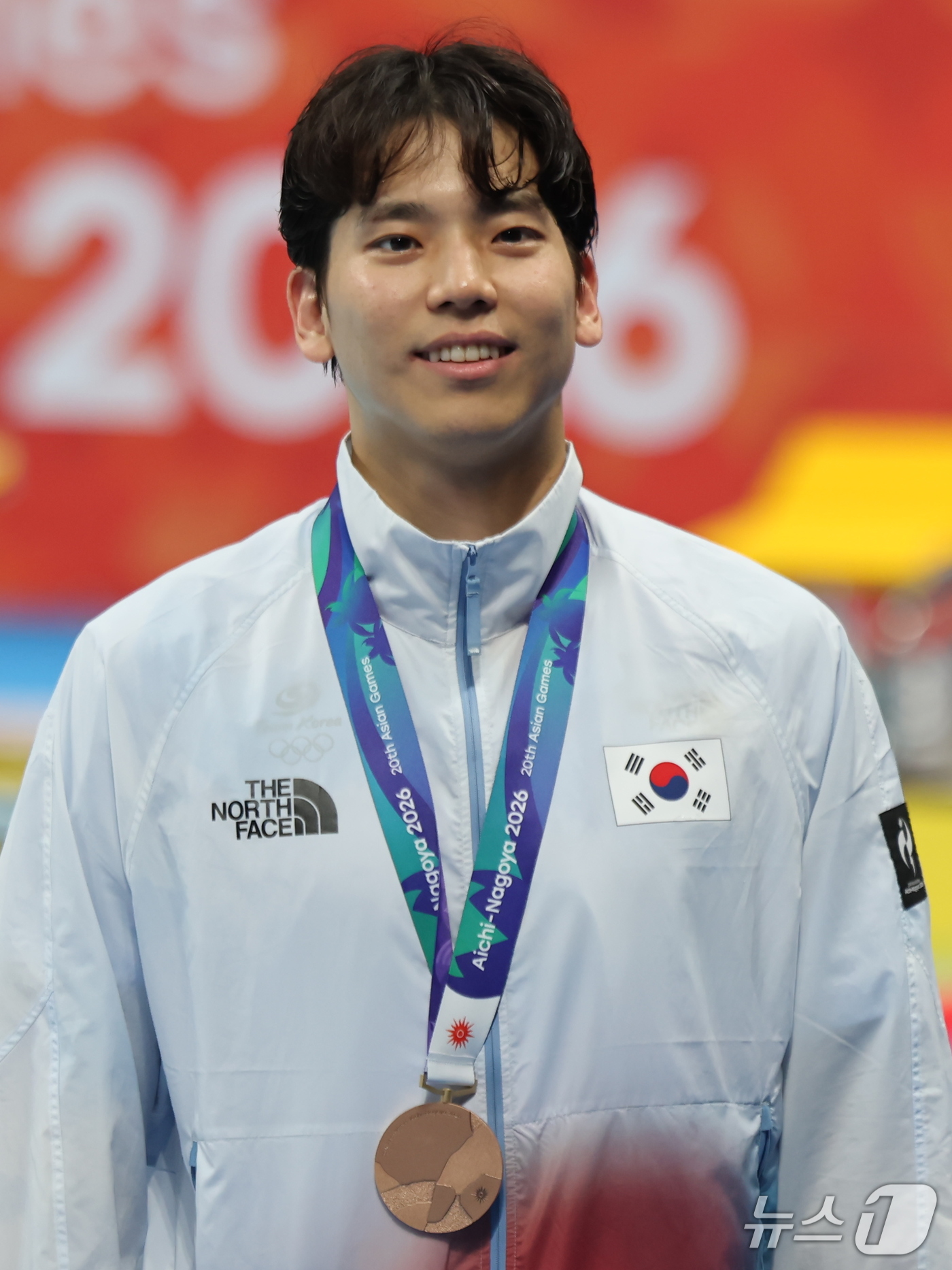 (도쿄=뉴스1) 김민지 기자 = 20일 도쿄 아쿠아틱스 센터에서 열린 2026 아이치·나고야 아시안게임 수영 남자 배영 100m 시상식에서 동메달을 획득한 이주호가 기뻐하고 있다. …