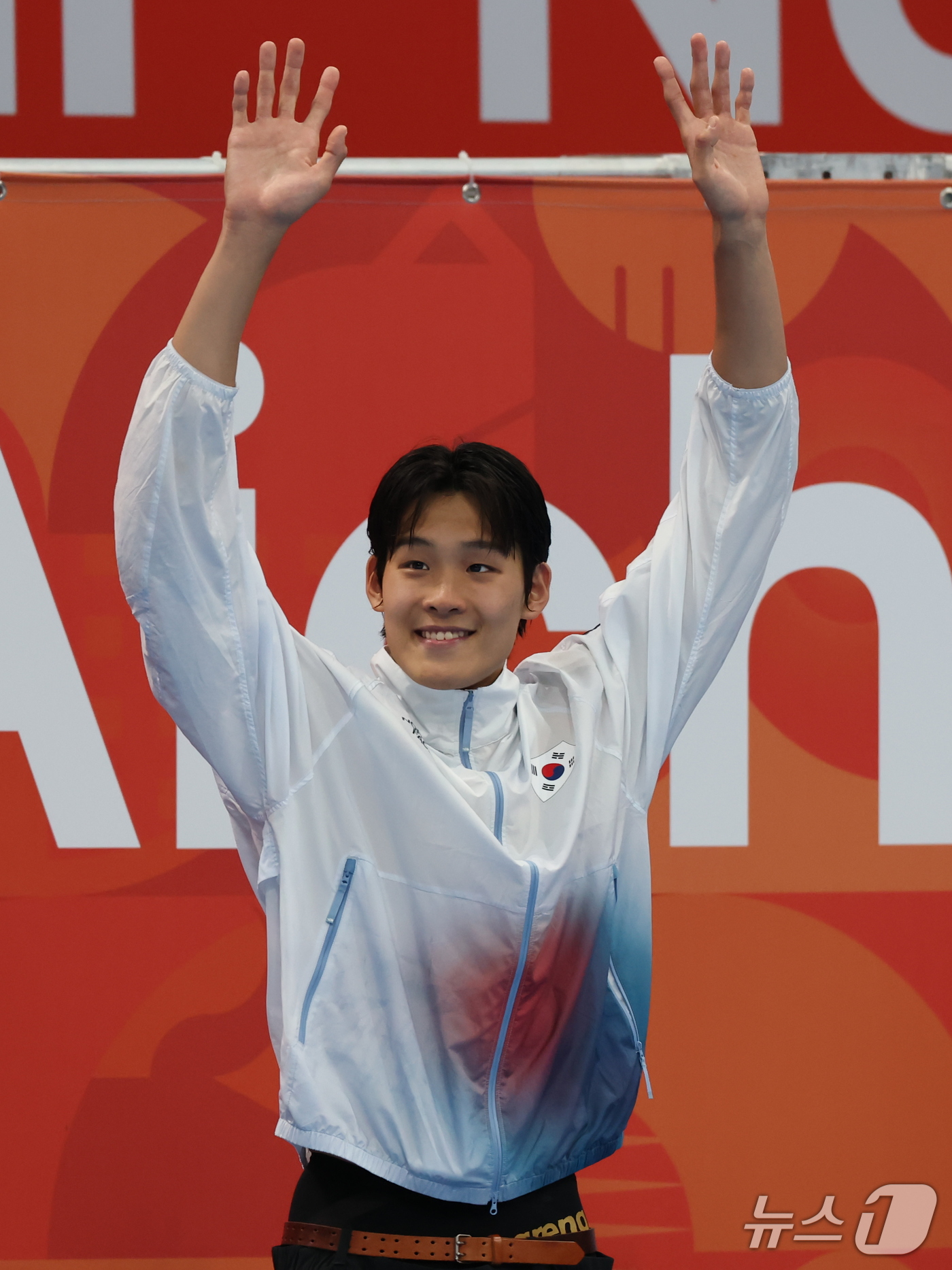 (도쿄=뉴스1) 김민지 기자 = 20일 도쿄 아쿠아틱스 센터에서 열린 2026 아이치·나고야 아시안게임 수영 남자 100m 자유형 시상식에서 은메달을 획득한 김영범이 시상대에 오르 …