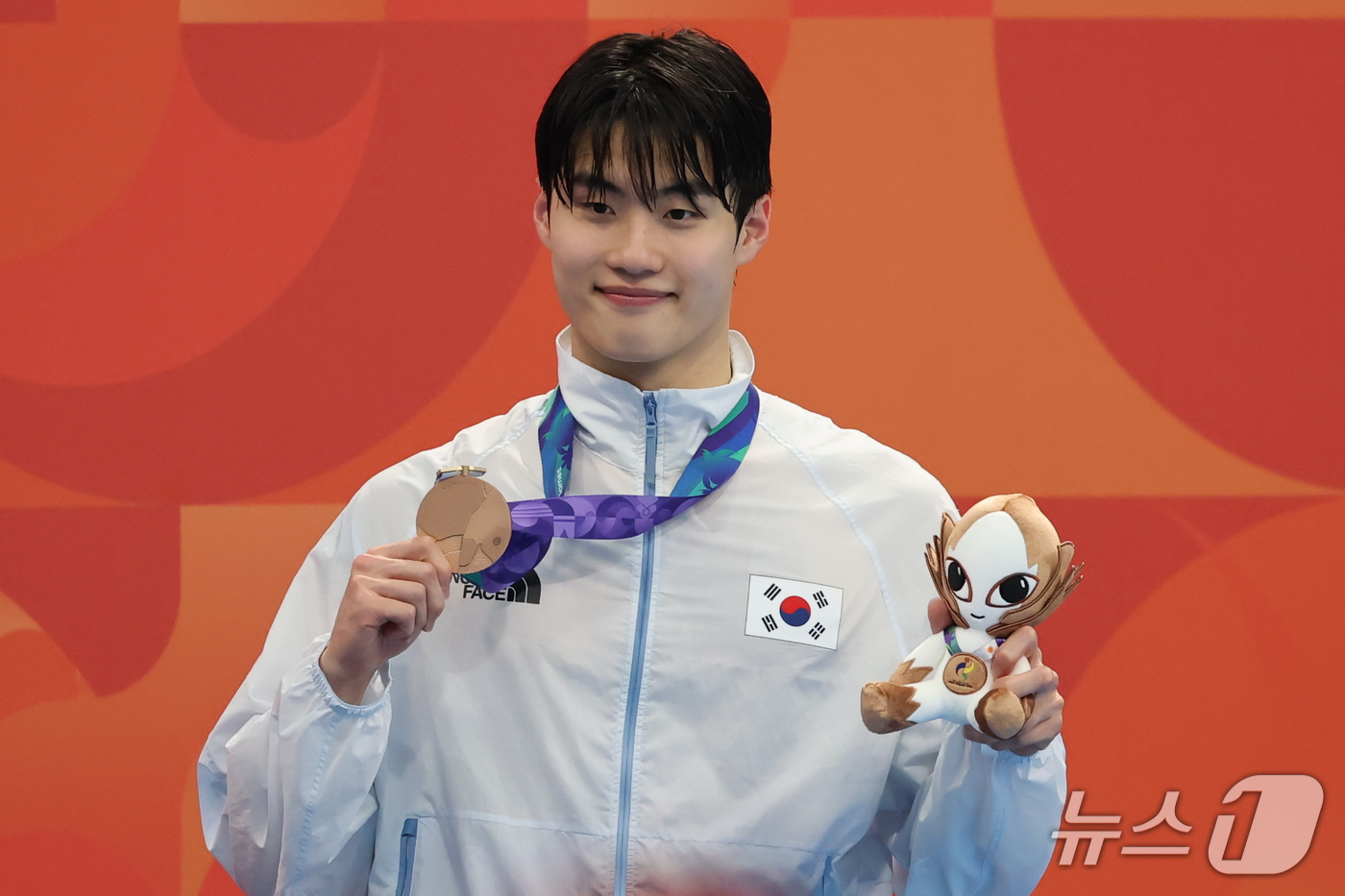 (도쿄=뉴스1) 김민지 기자 = 20일 도쿄 아쿠아틱스 센터에서 열린 2026 아이치·나고야 아시안게임 수영 남자 100m 자유형 시상식에서 동메달을 획득한 황선우가 메달을 들어보 …