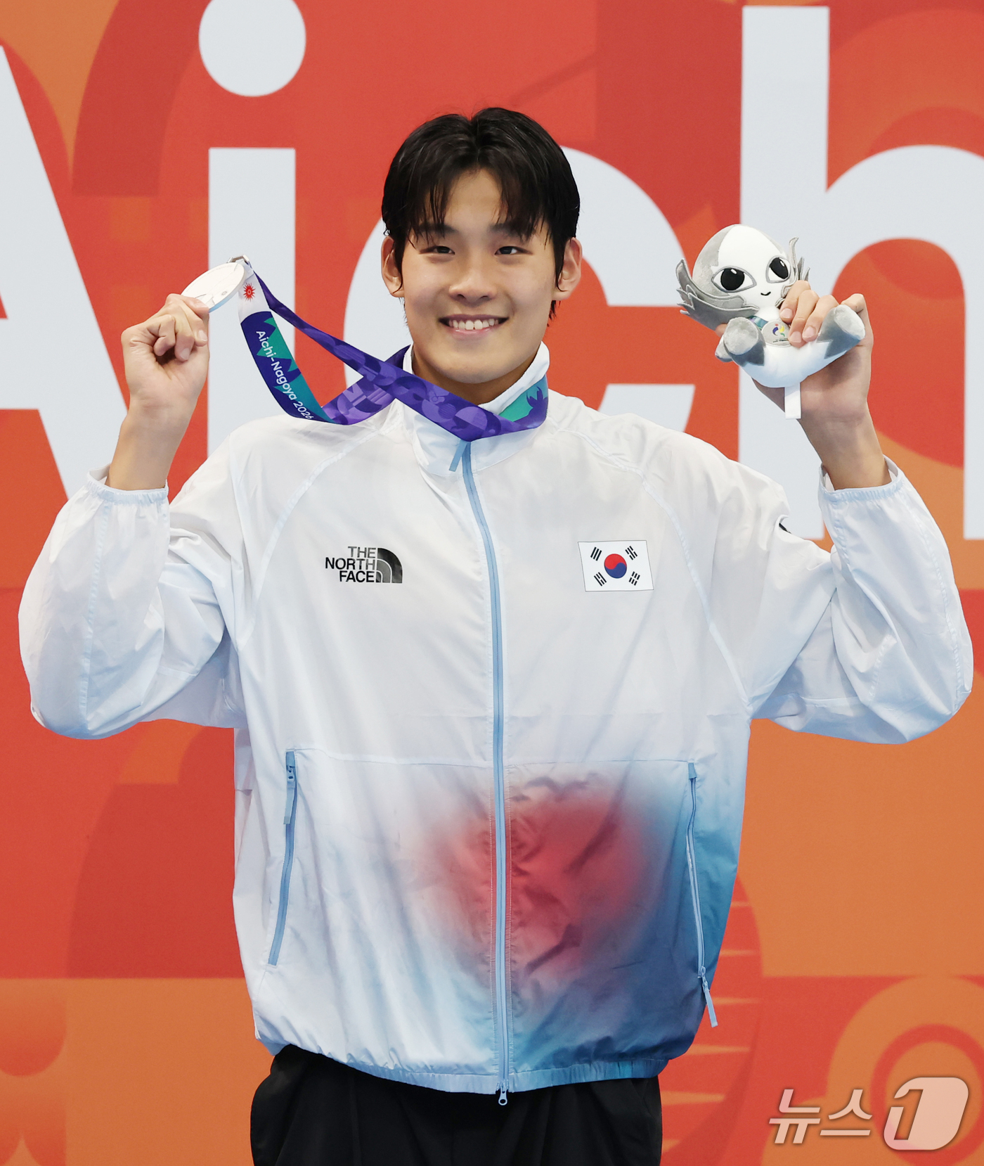 (도쿄=뉴스1) 김민지 기자 = 20일 도쿄 아쿠아틱스 센터에서 열린 2026 아이치·나고야 아시안게임 남자 100m 자유형 결승전에서 김영범이 시상대에 올라 은메달을 들어보이고 …