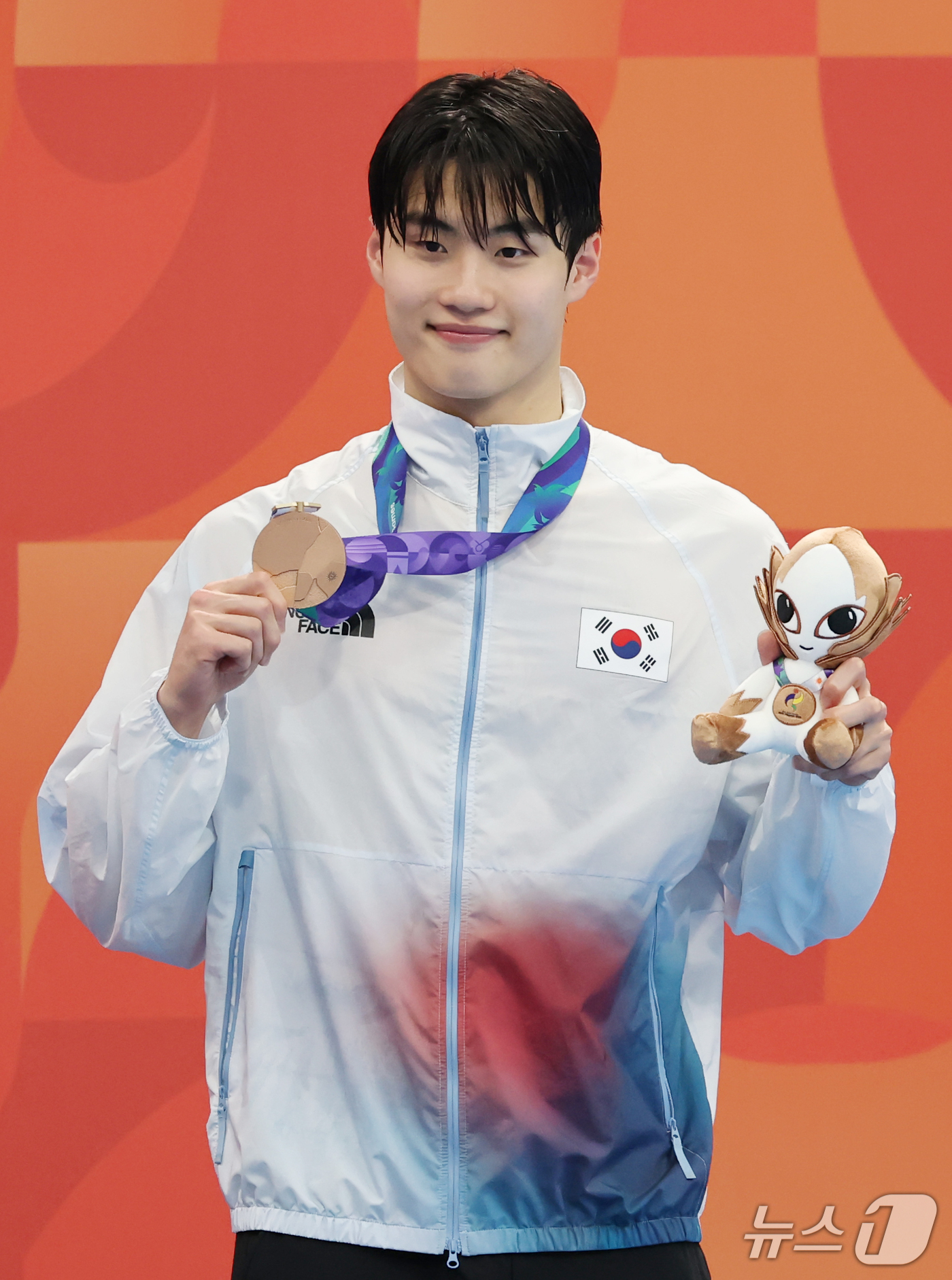 (도쿄=뉴스1) 김민지 기자 = 20일 도쿄 아쿠아틱스 센터에서 열린 2026 아이치·나고야 아시안게임 남자 100m 자유형 결승전에서 황선우가 시상대에 올라 동메달을 들어보이고 …