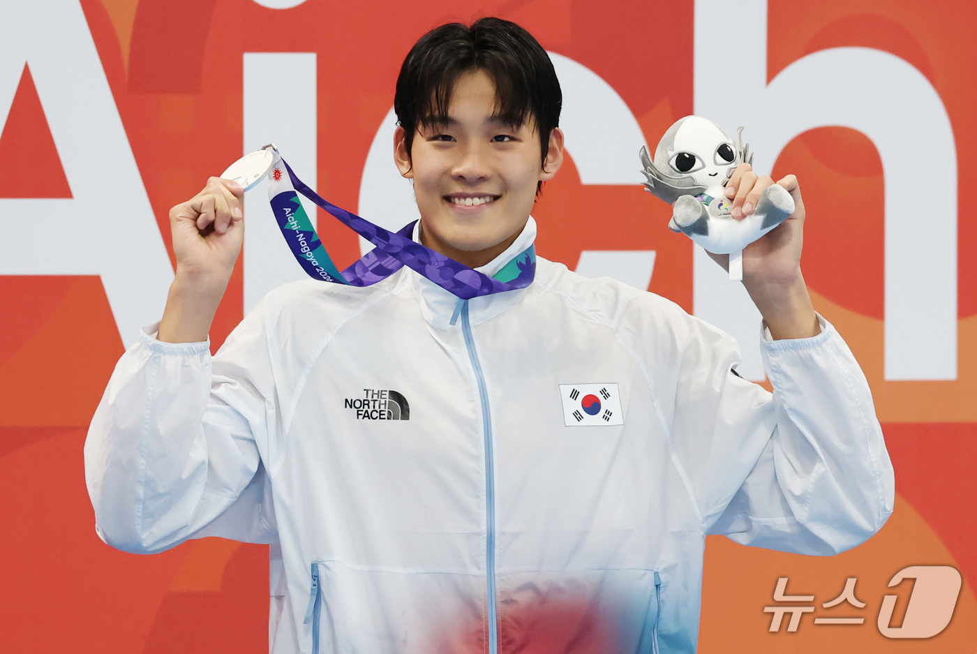 (도쿄=뉴스1) 김민지 기자 = 20일 도쿄 아쿠아틱스 센터에서 열린 2026 아이치·나고야 아시안게임 수영 남자 100m 자유형 시상식에서 은메달을 획득한 김영범이 메달을 들어보 …