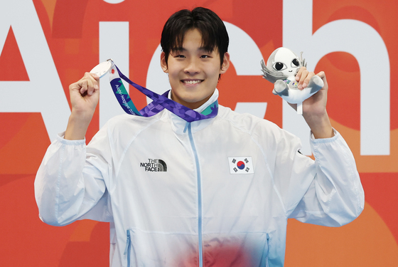 은메달 들어보이는 김영범