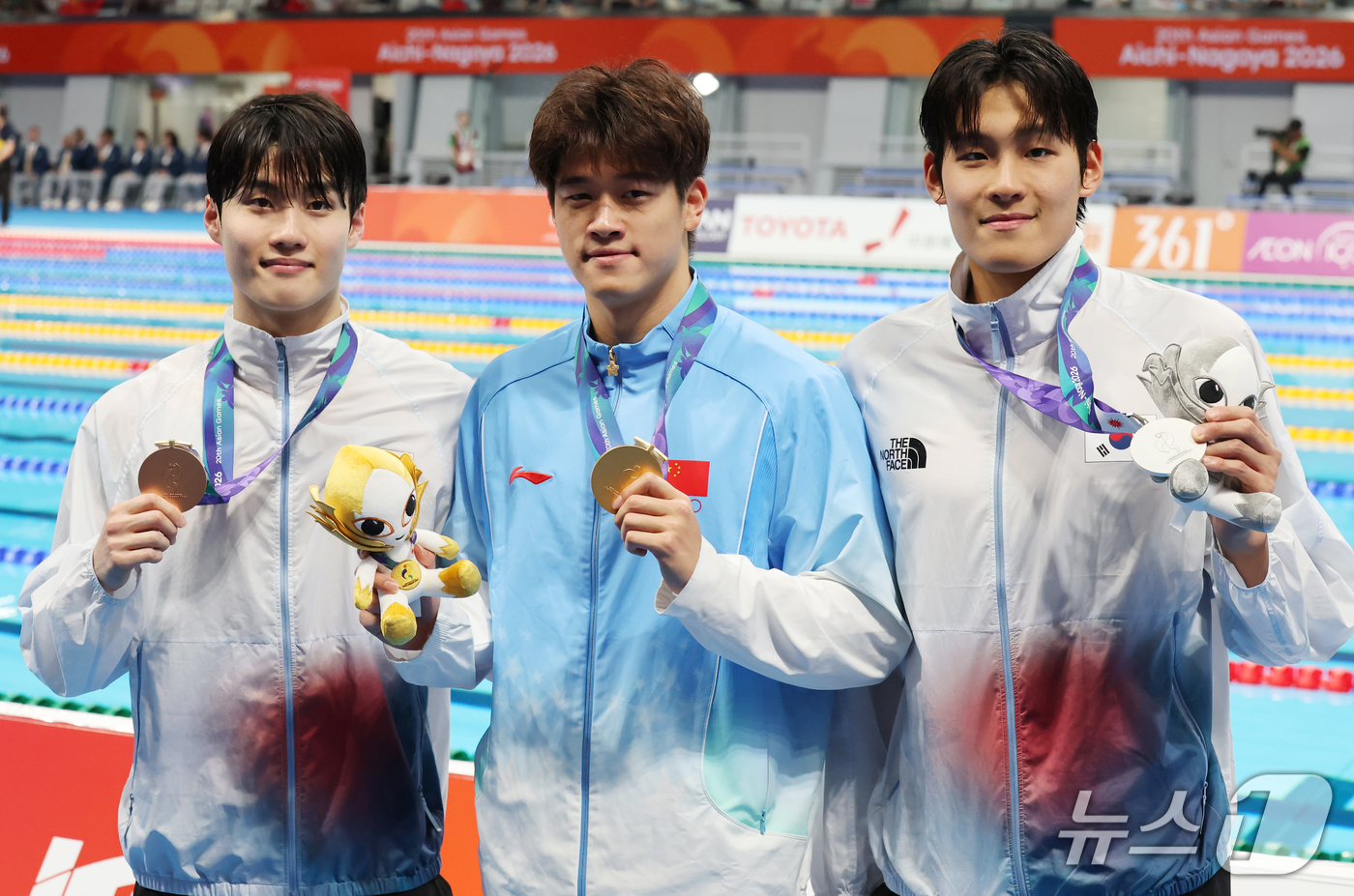 (도쿄=뉴스1) 김민지 기자 = 20일 도쿄 아쿠아틱스 센터에서 열린 2026 아이치·나고야 아시안게임 수영 남자 100m 자유형 시상식에서 은메달을 획득한 김영범과 동메달을 획득 …