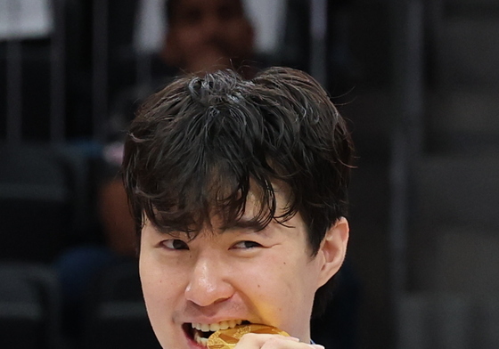 금메달 깨무는 이현중