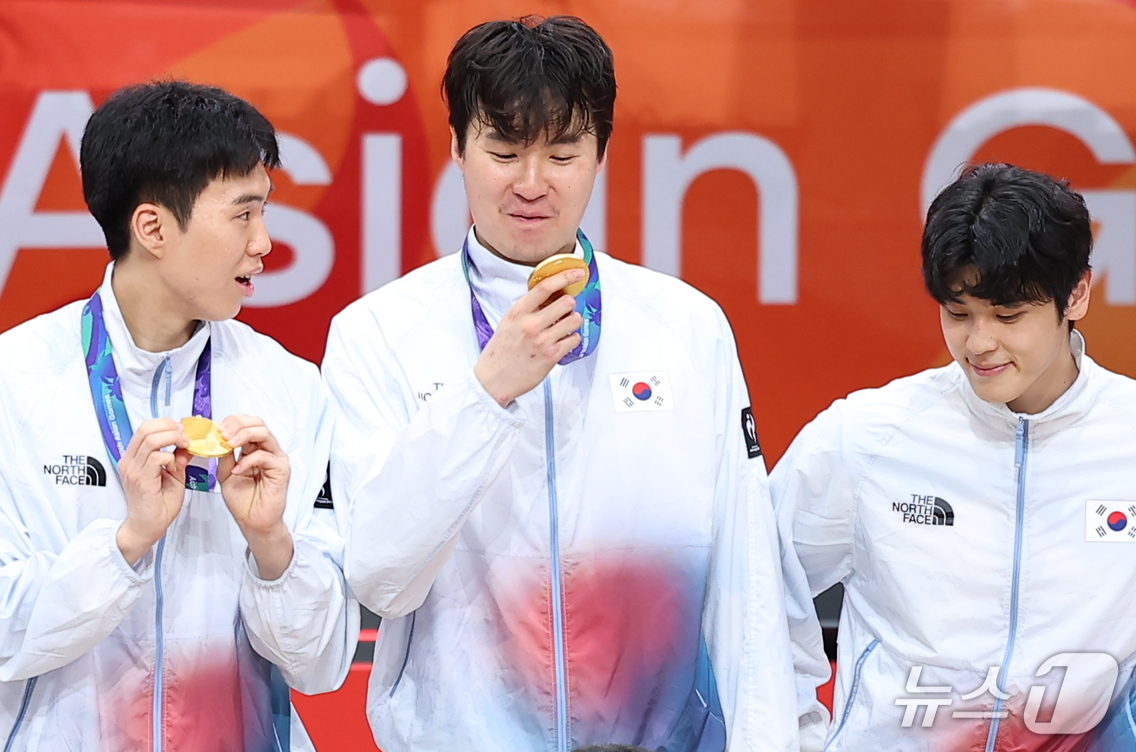 (나고야=뉴스1) 김도우 기자 = 20일 일본 나고야 아이치 인터내셔널 아레나에서 열린 2026 아이치·나고야 아시안게임 남자농구 결승전 시상식에서 12년 만에 금메달을 획득한 대 …