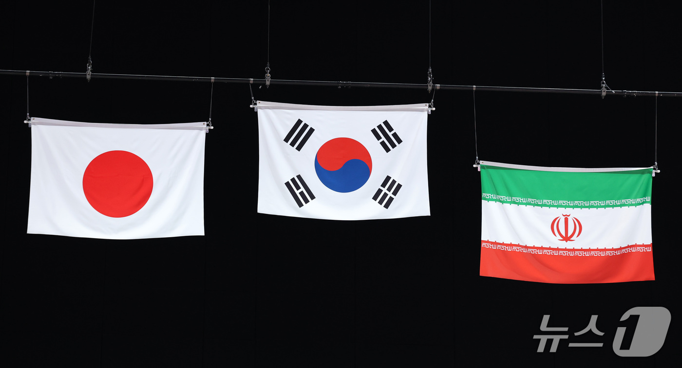(나고야=뉴스1) 안은나 기자 = 20일 일본 나고야 아이치 인터내셔널 아레나에서 열린 2026 아이치·나고야 아시안게임 남자농구 결승전 시상식에서 태극기가 제일 정상에 게양되고 …