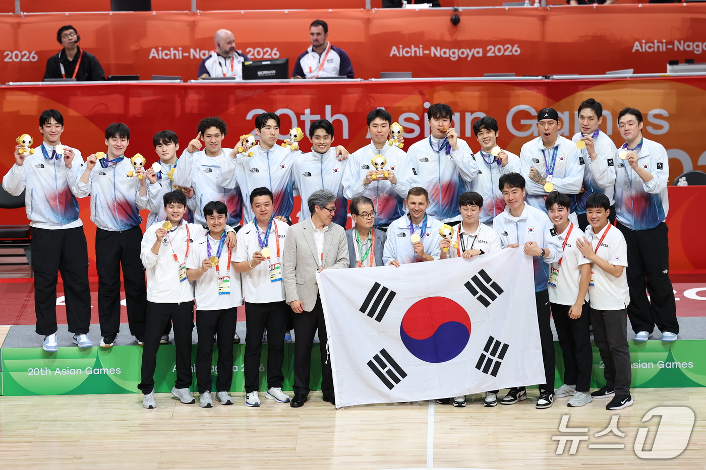 (나고야=뉴스1) 김도우 기자 = 20일 일본 나고야 아이치 인터내셔널 아레나에서 열린 2026 아이치·나고야 아시안게임 남자농구 결승전 시상식에서 12년 만에 금메달을 획득한 대 …