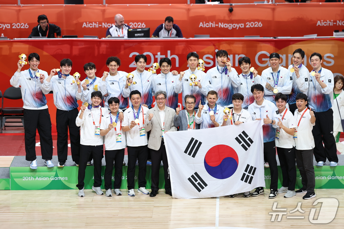 (나고야=뉴스1) 김도우 기자 = 20일 일본 나고야 아이치 인터내셔널 아레나에서 열린 2026 아이치·나고야 아시안게임 남자농구 결승전 시상식에서 12년 만에 금메달을 획득한 대 …