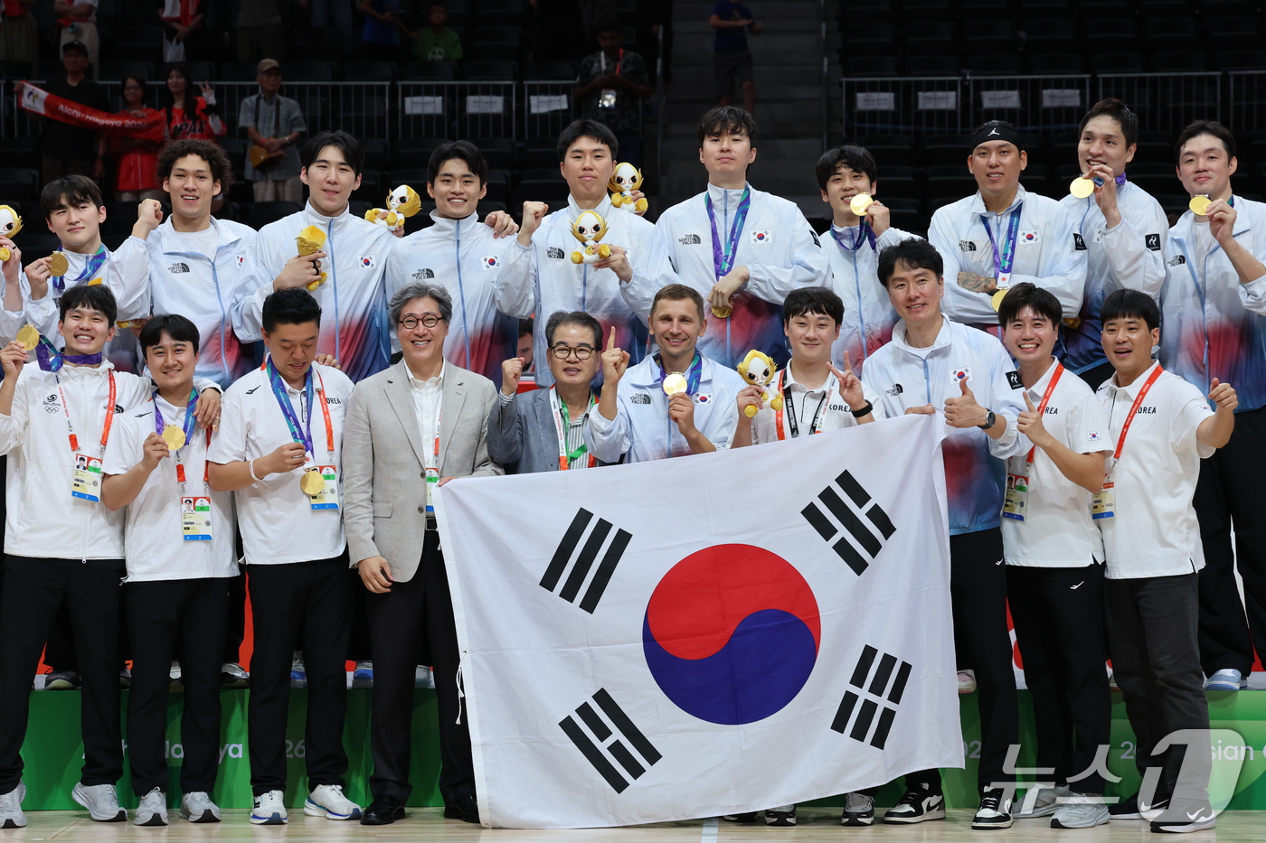 (나고야=뉴스1) 안은나 기자 = 20일 일본 나고야 아이치 인터내셔널 아레나에서 열린 2026 아이치·나고야 아시안게임 남자농구 결승전 시상식에서 12년 만에 금메달을 획득한 대 …