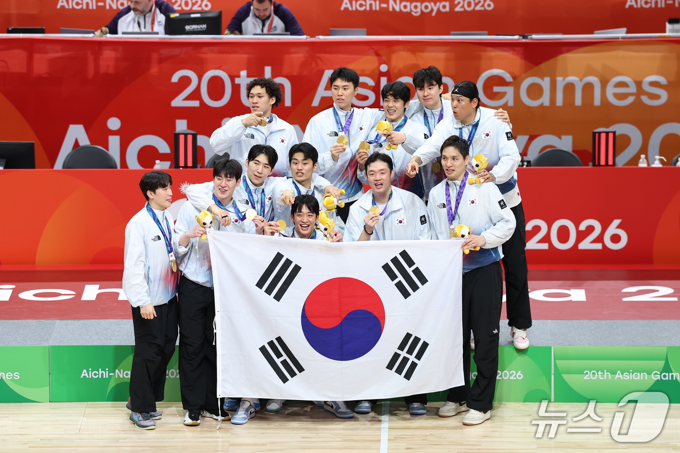 (나고야=뉴스1) 김도우 기자 = 20일 일본 나고야 아이치 인터내셔널 아레나에서 열린 2026 아이치·나고야 아시안게임 남자농구 결승전 시상식에서 12년 만에 금메달을 획득한 대 …