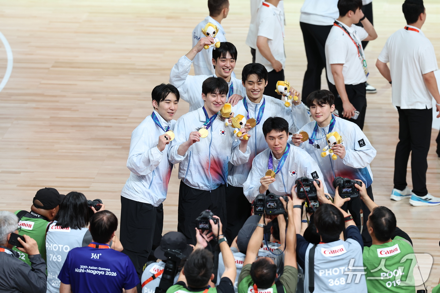 (나고야=뉴스1) 김도우 기자 = 20일 일본 나고야 아이치 인터내셔널 아레나에서 열린 2026 아이치·나고야 아시안게임 남자농구 결승전 시상식에서 12년 만에 금메달을 획득한 대 …