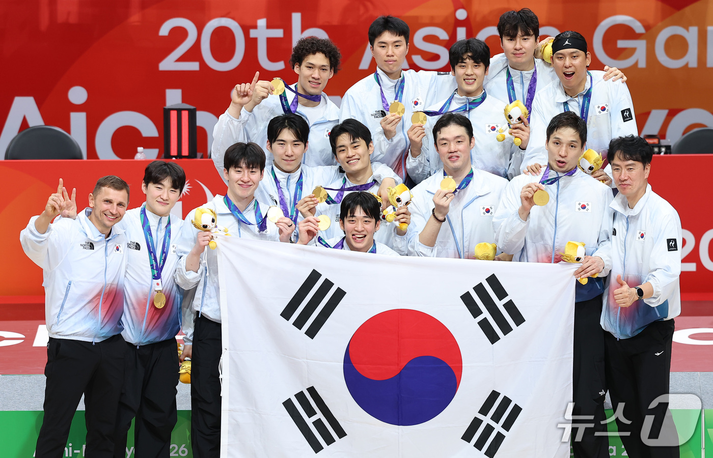 (나고야=뉴스1) 김도우 기자 = 20일 일본 나고야 아이치 인터내셔널 아레나에서 열린 2026 아이치·나고야 아시안게임 남자농구 결승전 시상식에서 12년 만에 금메달을 획득한 대 …