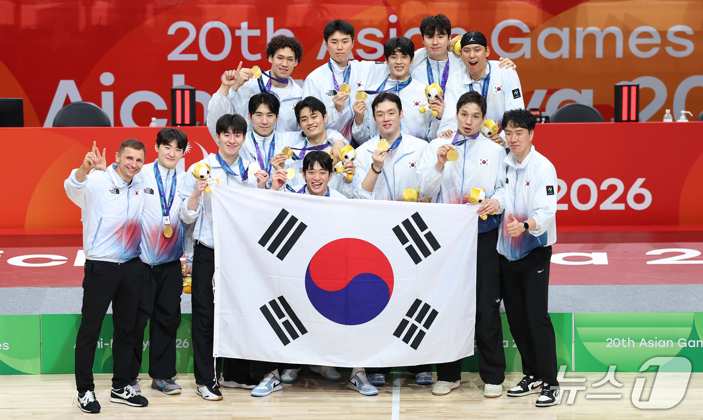 (나고야=뉴스1) 김도우 기자 = 20일 일본 나고야 아이치 인터내셔널 아레나에서 열린 2026 아이치·나고야 아시안게임 남자농구 결승전 시상식에서 12년 만에 금메달을 획득한 대 …