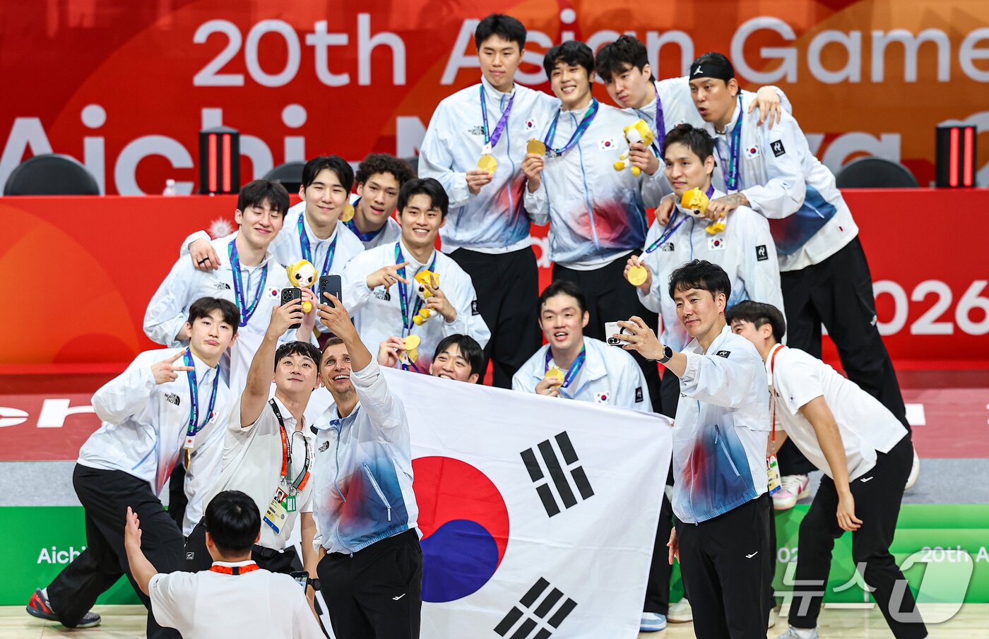 본문 이미지 - 20일 일본 나고야 아이치 인터내셔널 아레나에서 열린 2026 아이치·나고야 아시안게임 남자농구 결승전 시상식에서 12년 만에 금메달을 획득한 대한민국 선수들과 니콜라스 마줄스 감독이 기념촬영을 하고 있다. 2026.9.20 ⓒ 뉴스1 김도우 기자