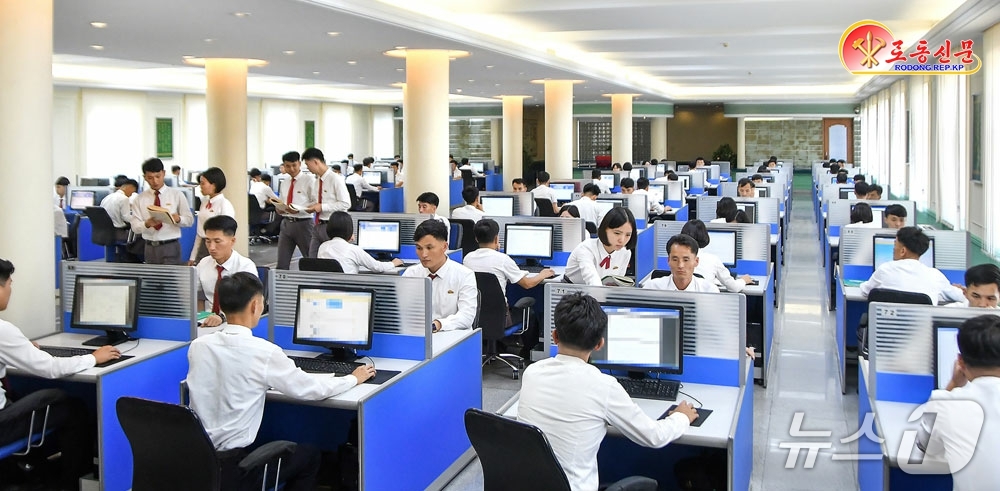 (평양 노동신문=뉴스1) = 북한 노동당 기관지 노동신문은 21일 "뚜렷한 교육과학 성과로 창립 80주년을 마중해 가는 김일성종합대학"이라며 개교 80주년 맞아 김일성종합대학의 학 …