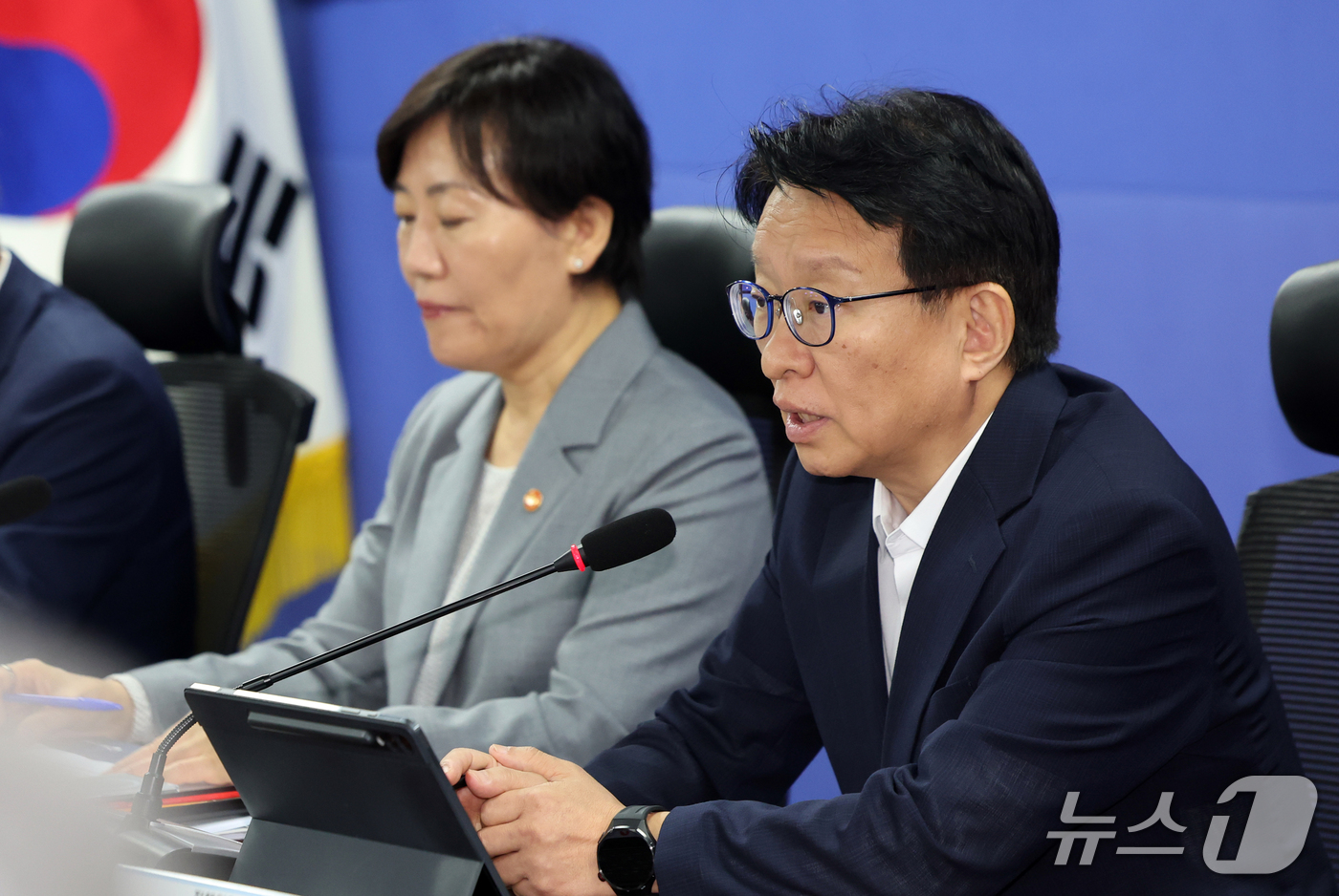 (서울=뉴스1) 황기선 기자 = 권칠승 더불어민주당 정책위의장이 21일 오전 서울 여의도 국회 의원회관에서 열린 농지 전수조사 추진방향 당정협의회에서 발언을 하고 있다.  2026 …