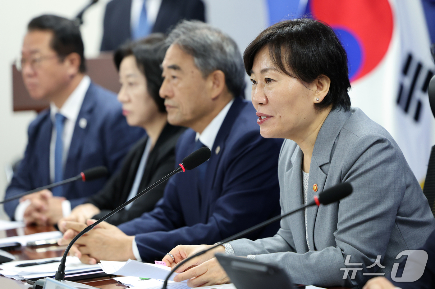 (서울=뉴스1) 황기선 기자 = 송미령 농림축산식품부 장관이 21일 오전 서울 여의도 국회 의원회관에서 열린 농지 전수조사 추진방향 당정협의회에서 발언을 하고 있다. 2026.9. …
