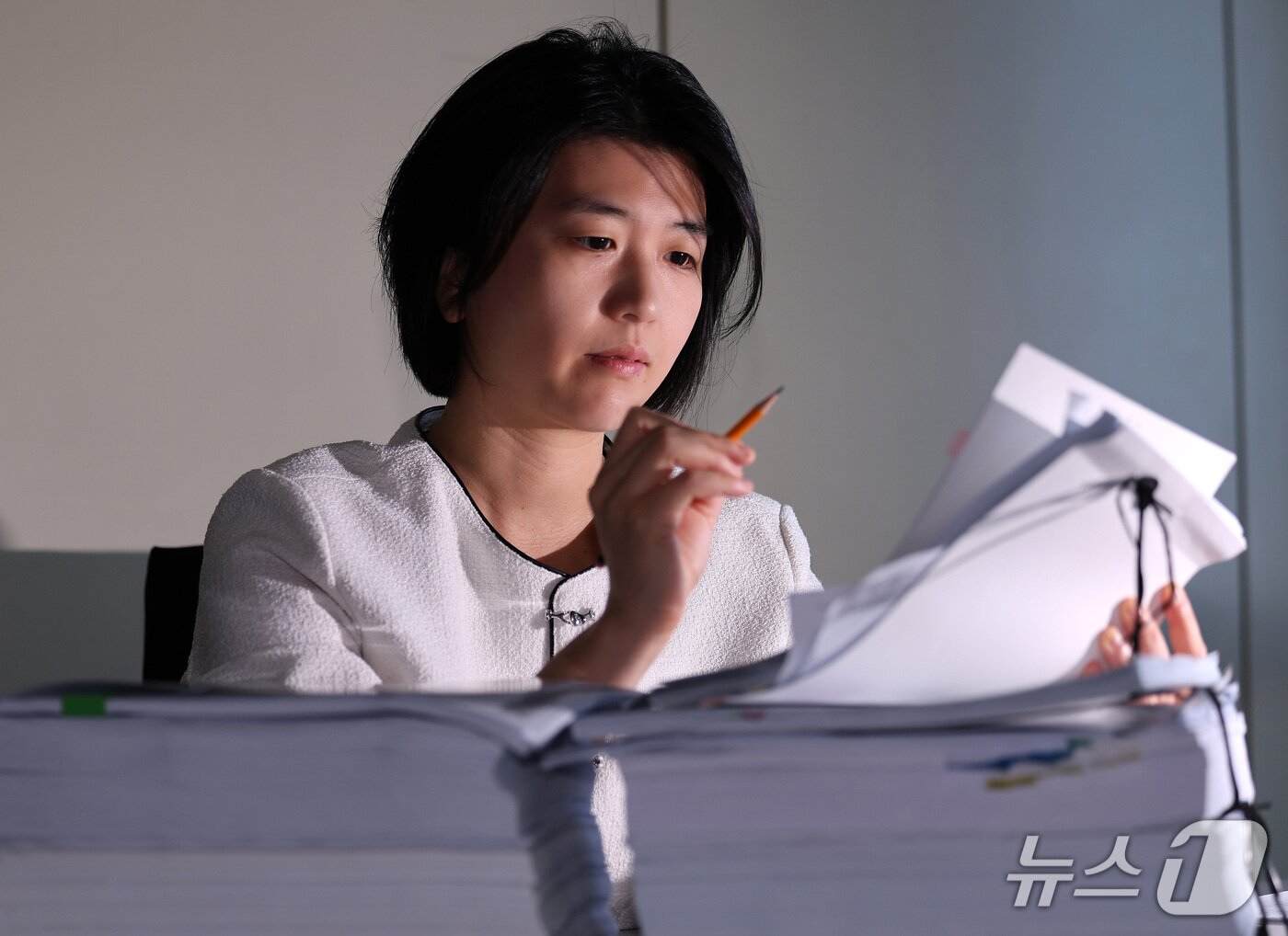 본문 이미지 - 허수진 인권보호부 부부장 검사가 18일 서울 서초구 서울중앙지방검찰청에서 기록을 검토하고 있다. 2026.9.18 ⓒ 뉴스1 박지혜 기자
