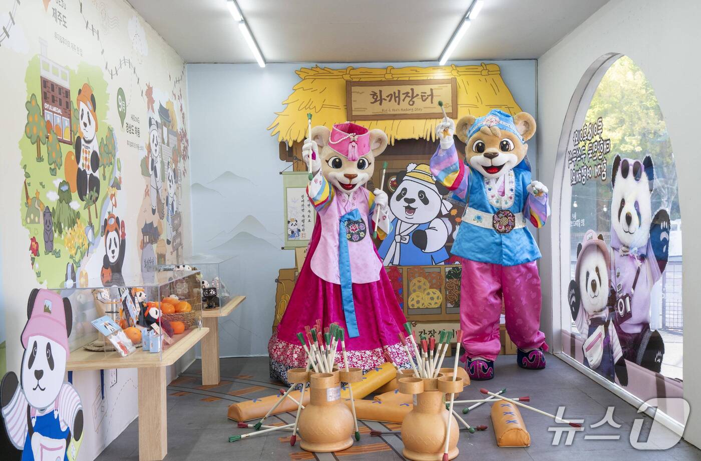 (서울=뉴스1) = 에버랜드는 추석 연휴인 오는 24~27일 '바오가(家)의 풍성한 K-한가위'를 테마로 판다 스티커 챌린지, 추석 한정 굿즈, 민속놀이, 한복 캐릭터 포토타임 등 …