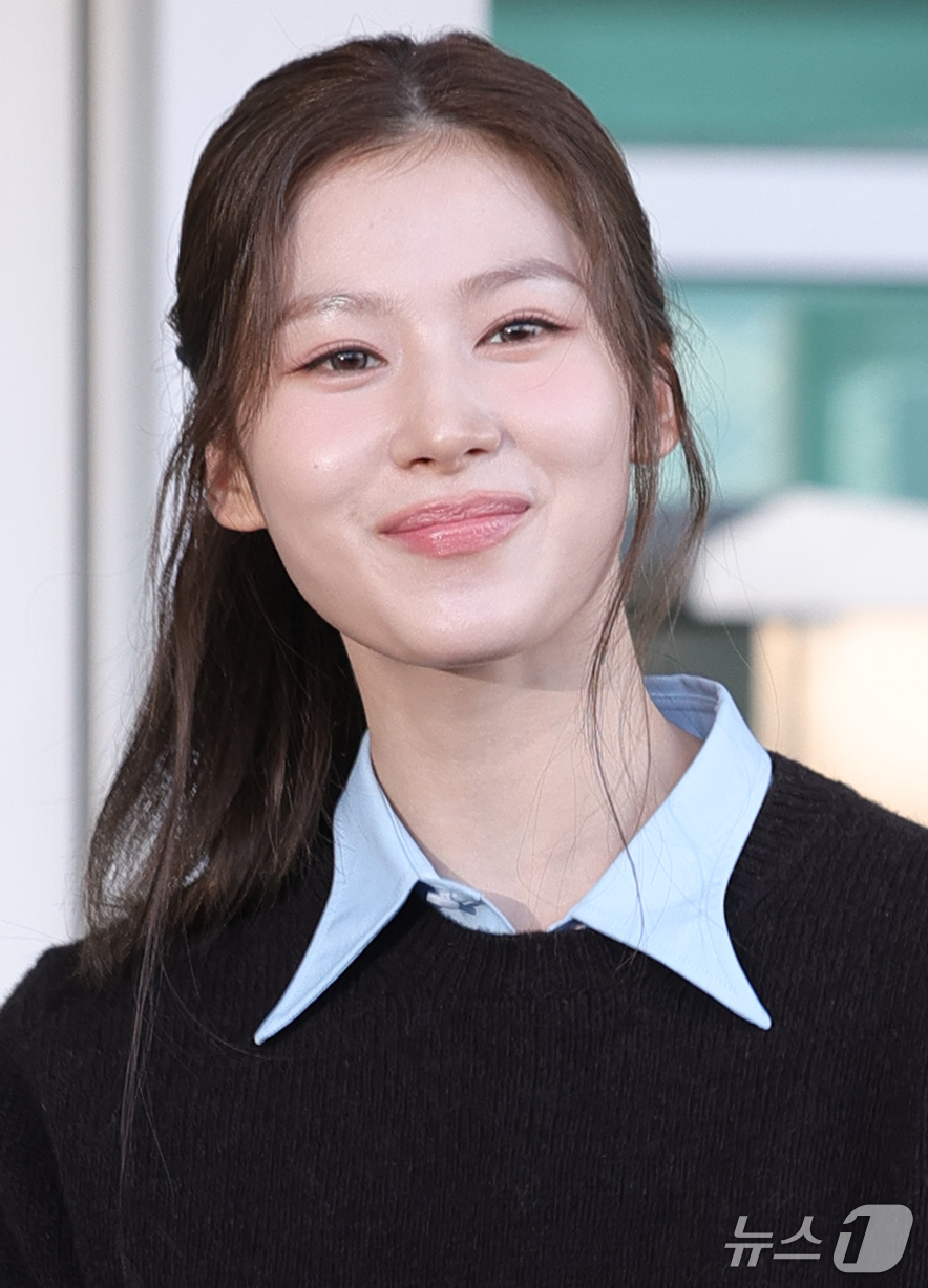 (인천공항=뉴스1) 권현진 기자 = 트와이스(TWICE) 사나가 해외 일정을 위해 21일 오전 인천국제공항을 통해 밀라노로 출국하기 전 인사를 하고 있다. 2026.9.21/뉴스1 …
